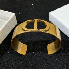 Christian Dior 30 Montaigne antik arany bevonatú CD motívumos üreges medál sárgaréz mandzsetta karperec