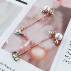 Dior La Petite Tribale CD Signature csillaggal díszített fehér gyöngyös sárgaarany aszimmetrikus csepp alakú fülbevaló