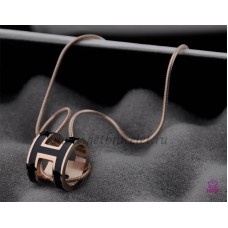 Hermés 3D Pop „H” logós kígyócsont színű fekete nyaklánc rózsaszínaranyban