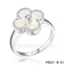 Van Cleef Alhambra gyűrű fehéraranyban fehér gyöngyházzal