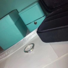 Tiffany Harmony keskeny gyémánt foglalatú esküvői gyűrű