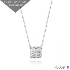 Van Cleef Arpels Perlee lóhere medál nyaklánc fehérarany gyémántokkal