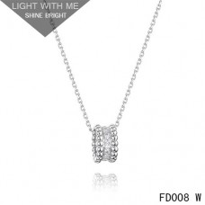 Van Cleef Arpels Perlee medál fehéraranyban, 3 soros gyémántokkal