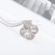 Van Cleef Arpels Alhambra medál szál motívumok gyémánttal