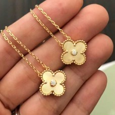 Van Cleef Arpels Alhambra medál sárgaarany gyöngyház gyémánttal